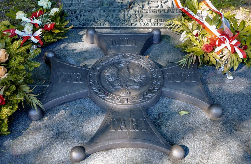 Westerplatte pomnik majora Sucharskiego krzyż virtuti militari